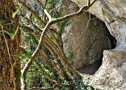 74 La grotta-nascondiglio quella a sx impervia da raggiungere